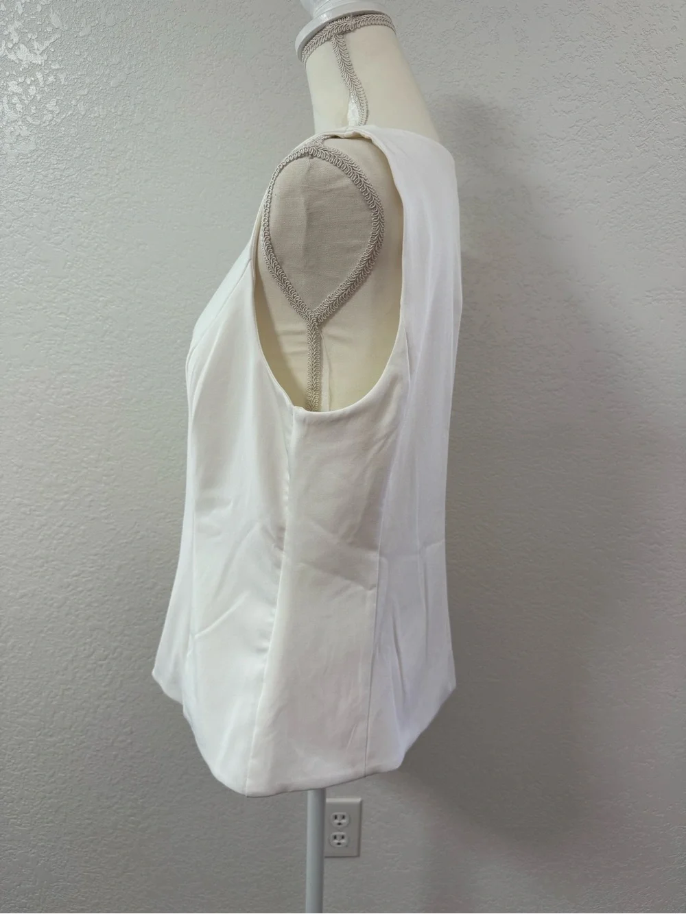 MOA MOA White Woven V-Neck Sleeveless Button Front Vest Women Regular XL